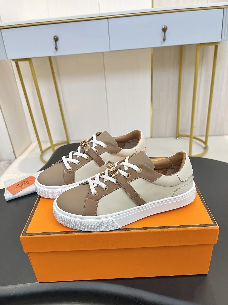 Men's Men's Shoes💰620❤️❤️❤️HERMES 2021 latest Kelly buckle white sneakers are online! The highest version on the market! Purchasing level quality! The H family rarely produces flat casual shoes, and they are styled with classic palladium-plated Kelly shoe buckles! Create a fashionable urban look that perfectly embodies the noble and elegant style of Hermès! Material selection: Fabric imported cowhide, lining + foot pads imported sheepskin, original molded TPU outsole, heavy gold molded kelly buckle full of texture Size: Female: 35-41 (41 is not returnable) Male: 39-45 (45 is not returnable)